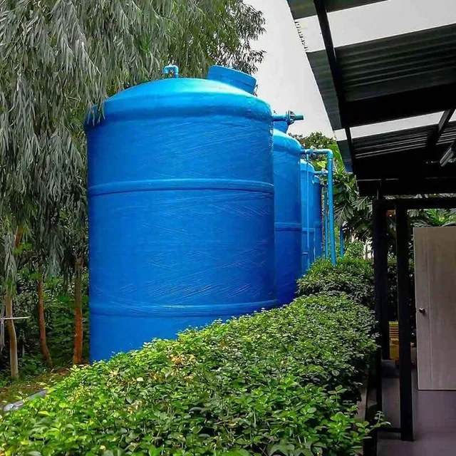 Grandi cisterne per la raccolta d'acqua piovana fai da te - Shutterstock