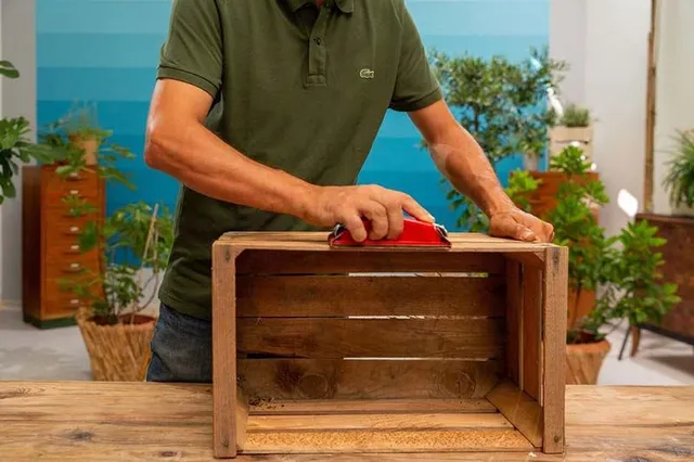Step 1 - Carteggiare la cassetta in legno - Leroy Merlin