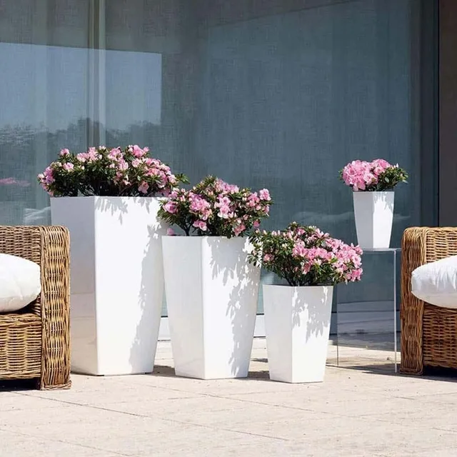 Come creare un angolo scenografico in giardino usando dei vasi bianchi – Leroy Merlin