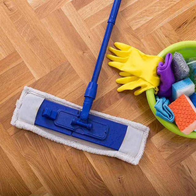 La pulizia del pavimento in laminato è davvero facile e veloce – foto Leroy Merlin