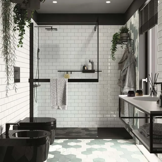 La doccia è un comodo walk-in con piatto nero in formato XL, per il massimo comfort e sicurezza. - foto Leroy Merlin