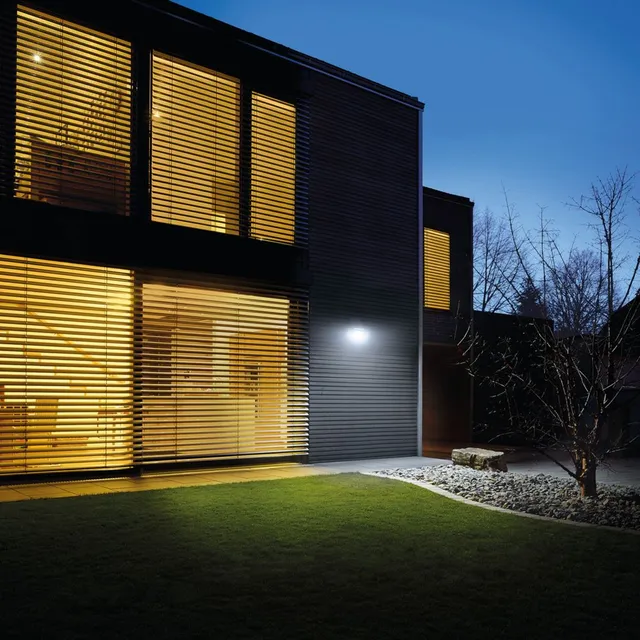 Illuminare il giardino in modo sostenibile con le lampade solari - Proiettore solare CSENS LED Leroy Merlin