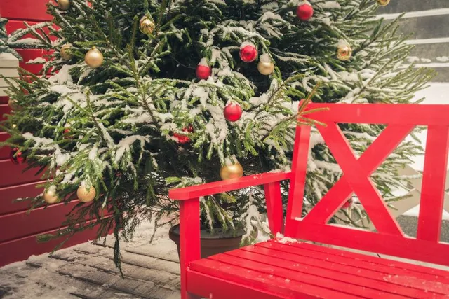 Una panca pitturata di rosso ed è subito aria di festa in giardino! - foto Leroy Merlin