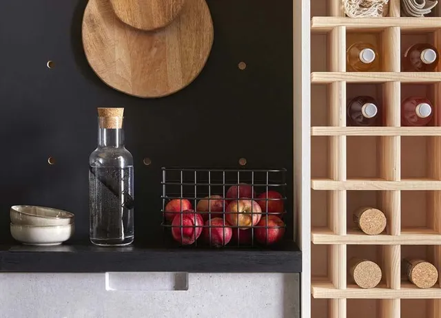 Sfrutta lo spazio tra mobili della cucina e parete con una cantinetta in legno. - Idea Leroy Merlin