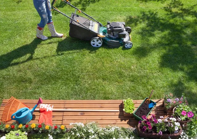 Sistema il prato e metti in terra nuovi fiori…è arrivata la primavera! – foto Leroy Merlin