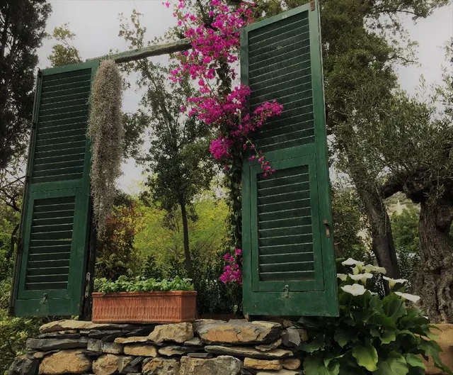 La semplicità prima di tutto… non importa se hai un piccolo giardino, l’importante e non farsi mai mancare la gioia di coltivare piante e fiori! – foto dell’autrice