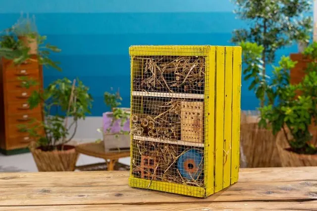 Come realizzare un bug hotel per gli insetti impollinatori con legno di scarto - Leroy Merlin