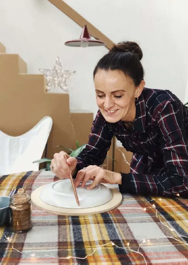 Usate un piatto per disegnare sul tagliere il bordo da dipingere