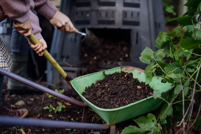 Autoproduci il tuo compost con gli scarti del giardino - foto Leroy Merlin