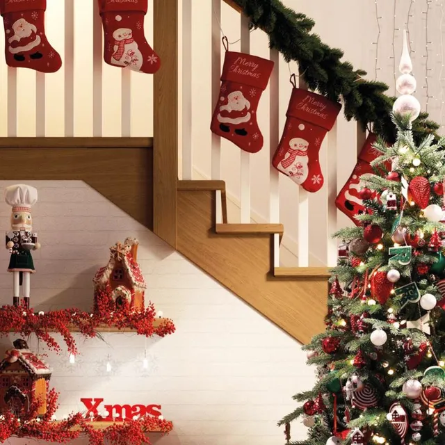 Ghirlande natalizie per decorare le scale di casa