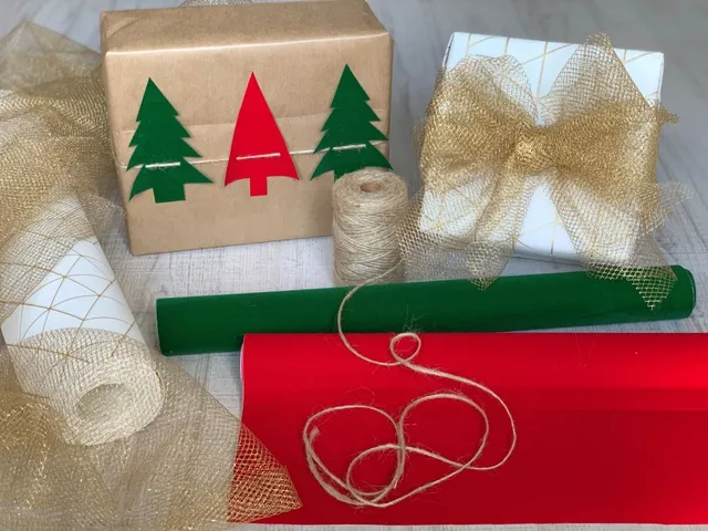 Creare pacchetti natalizi con stoffa e carta da parati