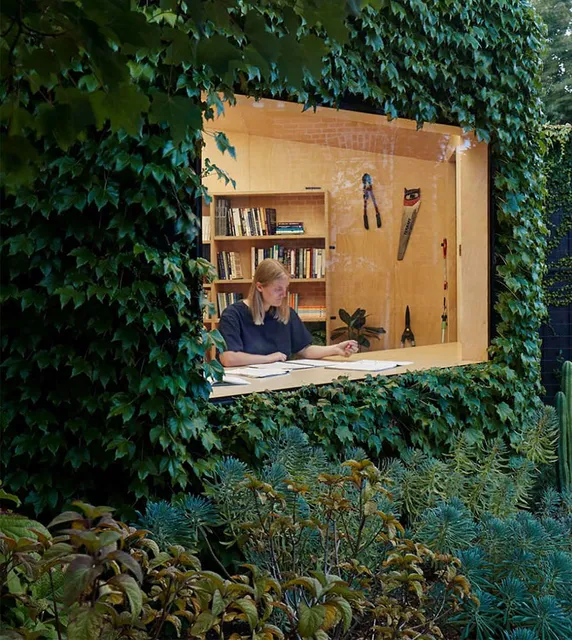 Angolo studio esterno: l'home office è in giardino