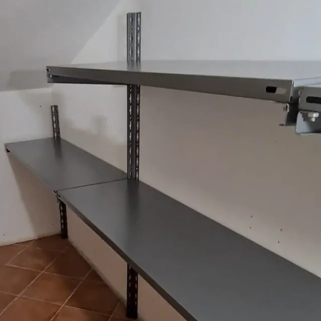 Realizzazione di una scaffalatura home made con materiale Spaceo