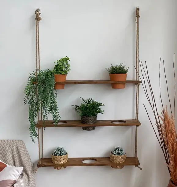 Uno scaffale portapiante è perfetto per creare una semplice parete verde in casa! – foto Leroy Merlin