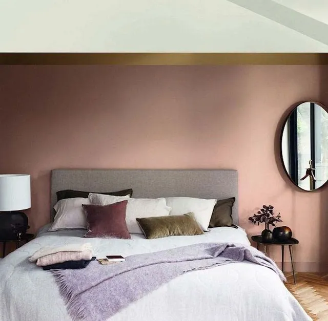 Le pareti malva sono colori rilassanti da camera da letto