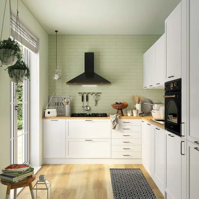 La cucina di stile country è bianca o colore pastello, con accessori a vista e dettagli in legno - Idea Leroy Merlin