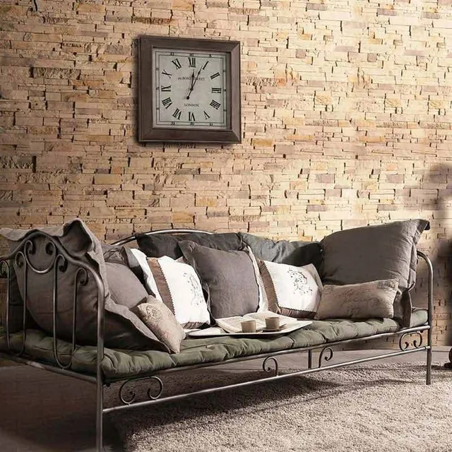 Poltrone o divano per rilassarsi; l’importante è che non manchino tanti cuscini e un morbido tappeto – Foto Leroy Merlin