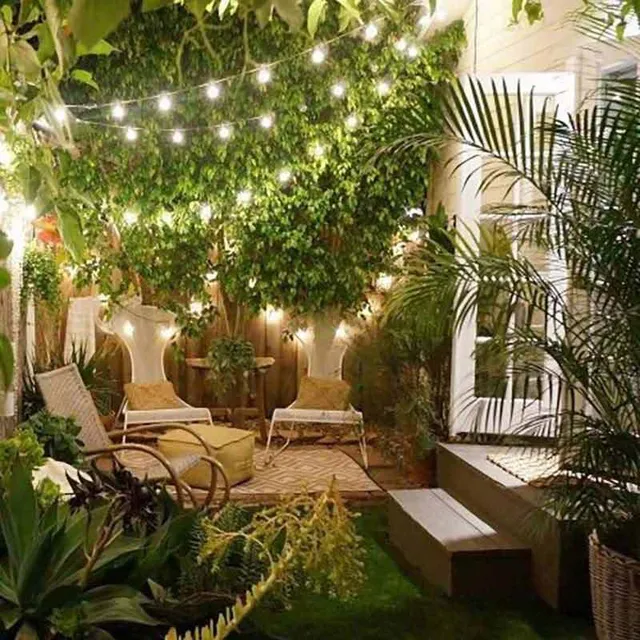 Atmosfera da sogno in un piccolo giardino - housebeautiful.com