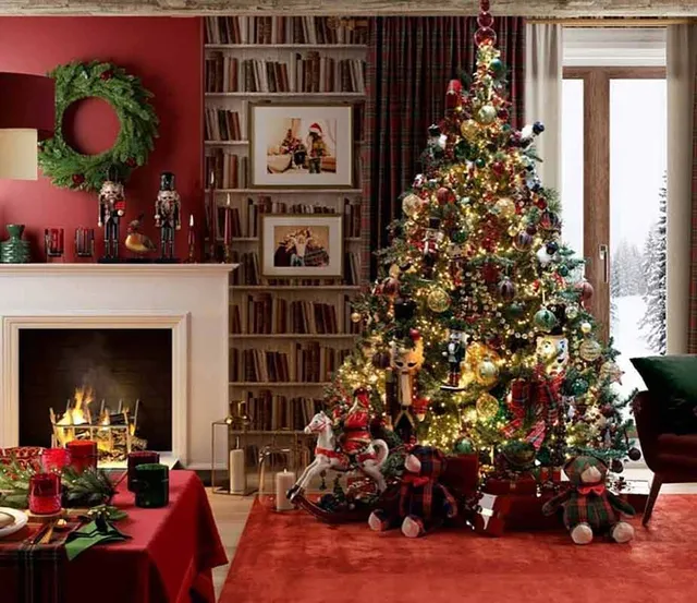 Un albero di Natale addobbato in rosso e oro