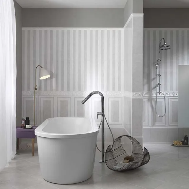 La vasca da bagno a centro stanza convive con la doccia walk in - Ispirazione Leroy Merlin