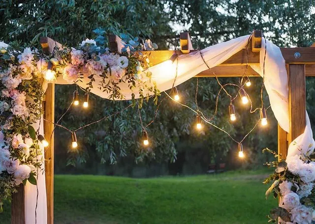Le catene di luci sono il must have delle feste in giardino -Ispirazione per l’illuminazione da esterno - Leroy Merlin