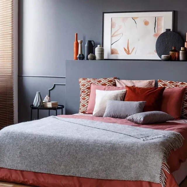 Nuovi colori e fantasie per i cuscini da arredo che vestono il letto con stile - Shutterstock