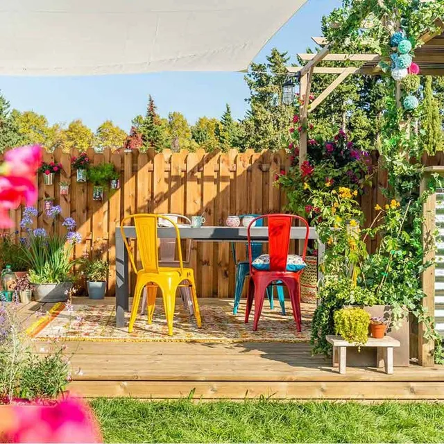 Ispirazione per creare una zona pranzo colorata e accogliente in giardino – Leroy Merlin
