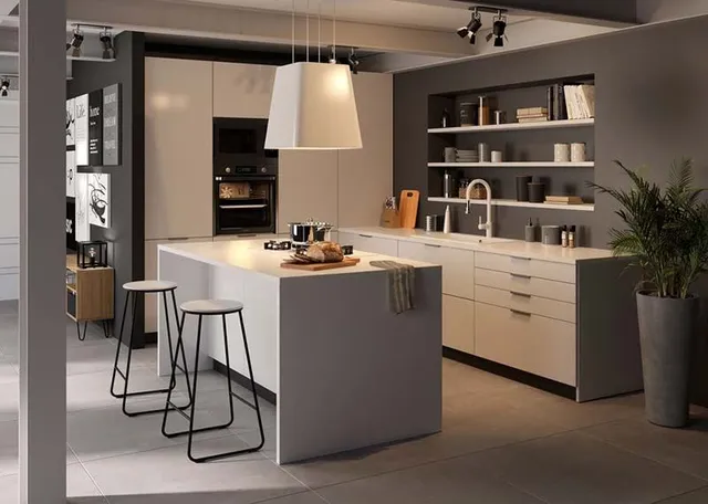 Gli spazi ampi e funzionali, così come le linee pulite e il colore bianco, rendono questa cucina un ambiente comodo ma moderno. - foto Leroy Merlin