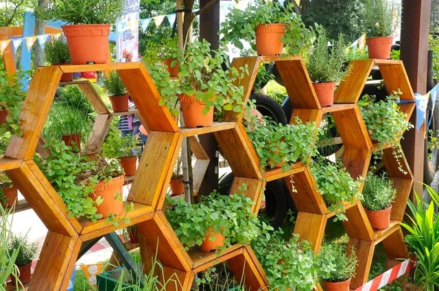 Valuta bene tutto lo spazio che hai da riempire con i vasi di piante, anche in verticale! – foto Leroy Merlin