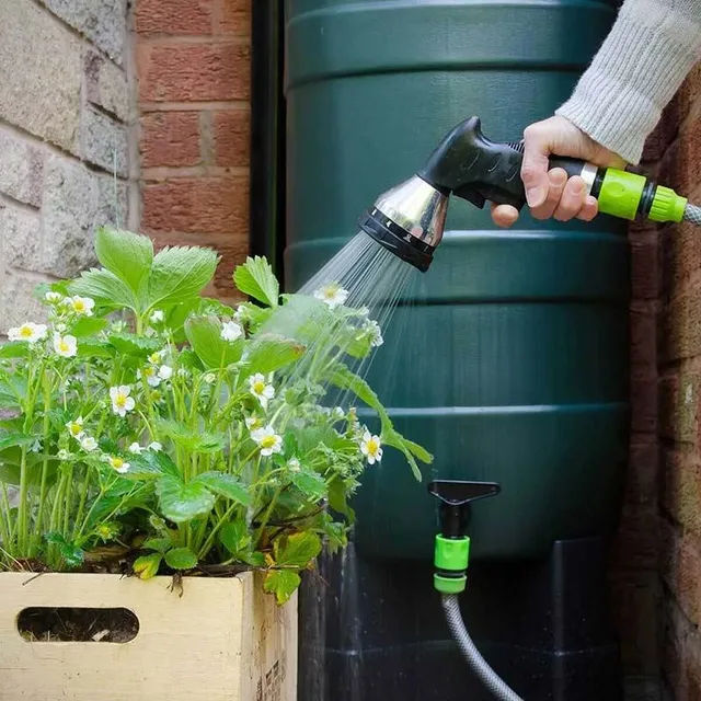 Con la raccolta d'acqua piovana fai da te innaffi orto e giardino- Shutterstock