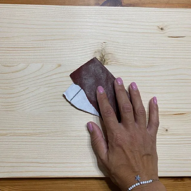 Tagliare la tavola di legno e prepararla per essere decorata - Immagine dell'autrice