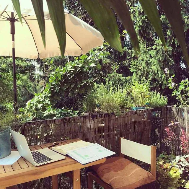 Arredare un balcone con fiori e piante è la soluzione migliore per creare un ufficio all’aria aperta - foto dell'autrice
