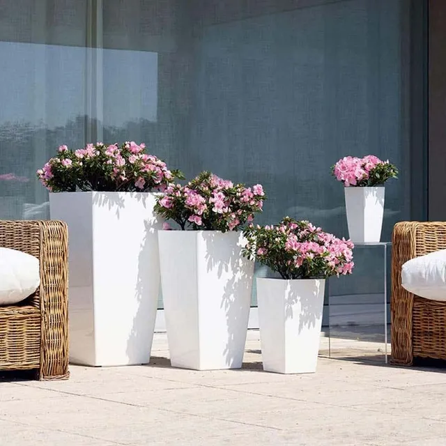 Come creare un angolo scenografico in giardino usando dei vasi bianchi – Leroy Merlin