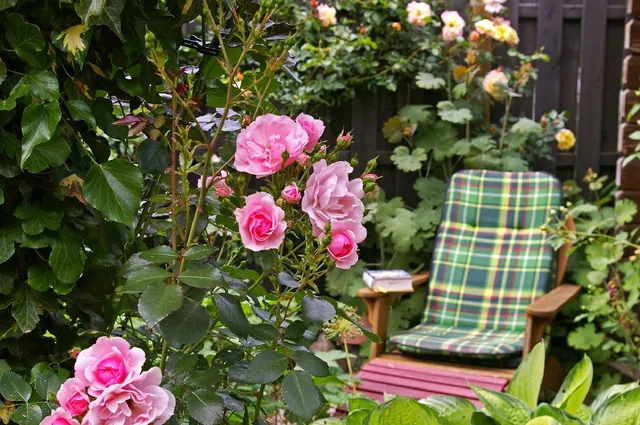 Non dimenticarti una comoda sdraio dove rilassarti a leggere un libro nel tuo giardino pensile – foto Pixabay