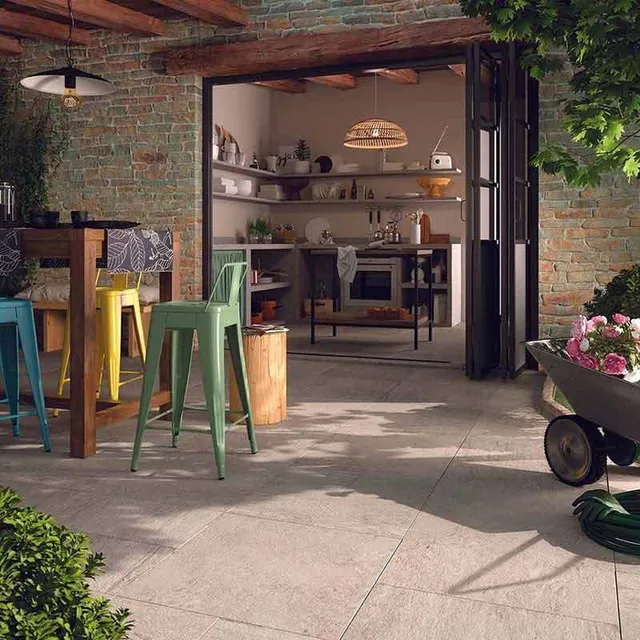 Idea per indoor e outdoor con lo stesso pavimento effetto pietra - Leroy Merlin