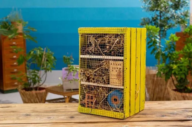 Come realizzare un bug hotel per gli insetti impollinatori con legno di scarto - Leroy Merlin