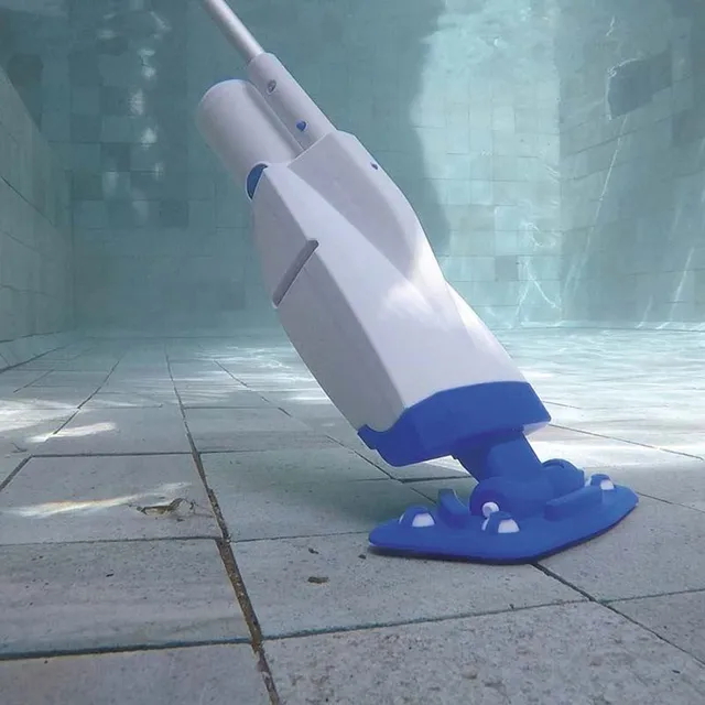 La pulizia del fondo piscina è più rapida con un robot o un pulitore a batteria - Idea Leroy Merlin