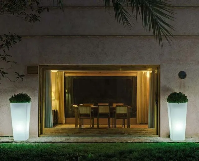 Ispirazione per usare vasi luminosi a luce fredda in contrasto con l’atmosfera calda degli ambienti indoor – Leroy Merlin