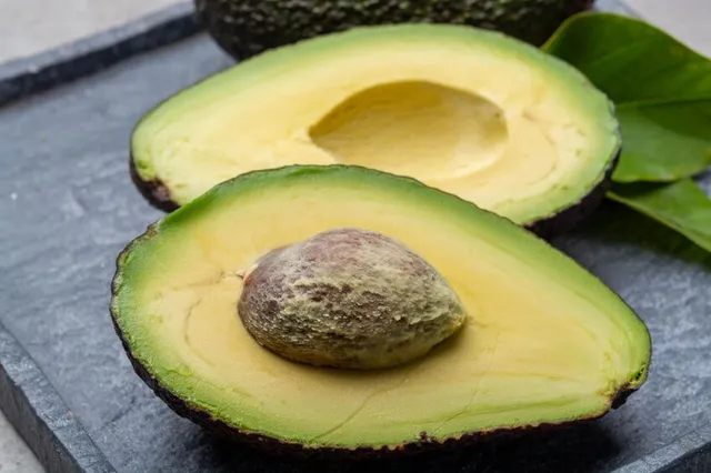 Gusta la polpa nelle tue ricette preferite e tieni il seme per dare vita ad una nuova pianta di avocado – foto Leroy Merlin