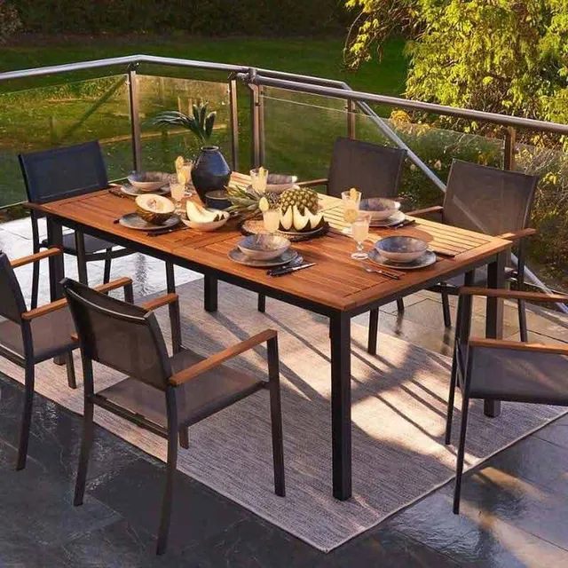 Un tavolo in legno elegante per il terrazzo - Ispirazione Leroy Merlin