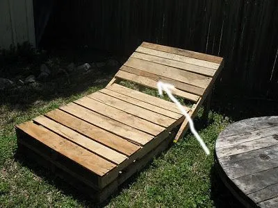 Costruire-una-sdraio-chaise-long-per-il-vostro-giardino-con-i-pallet2.jpg
