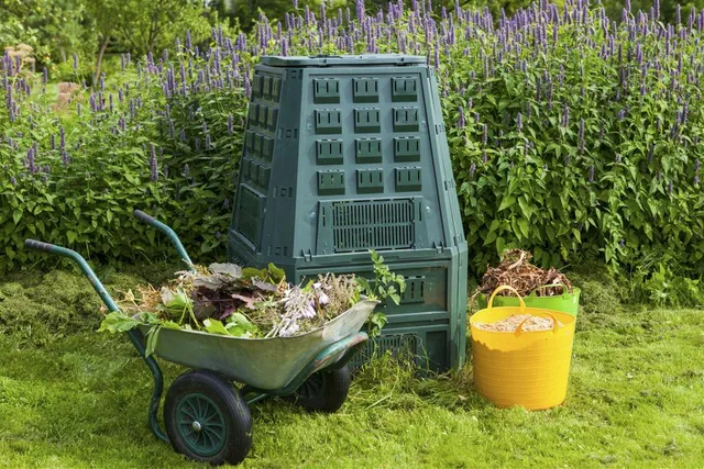 Compostiera per un giardino eco-friendly