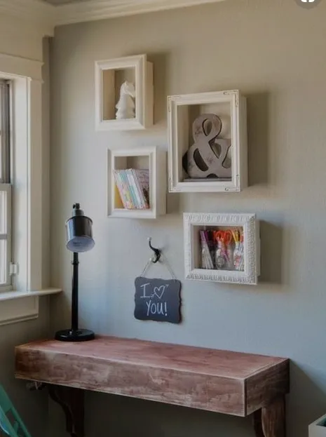 Idee per decorare un angolo con cornici e oggetti - Pinterest