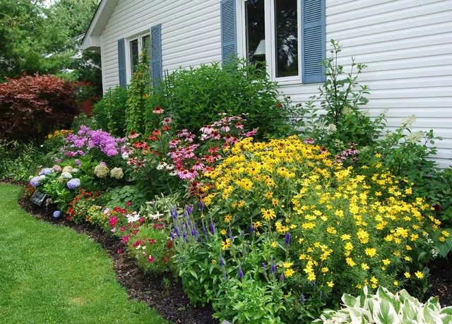 Un tipico cottage garden è caratterizzato da un colorato disordine di fiori - foto Maitland Garden of Hope