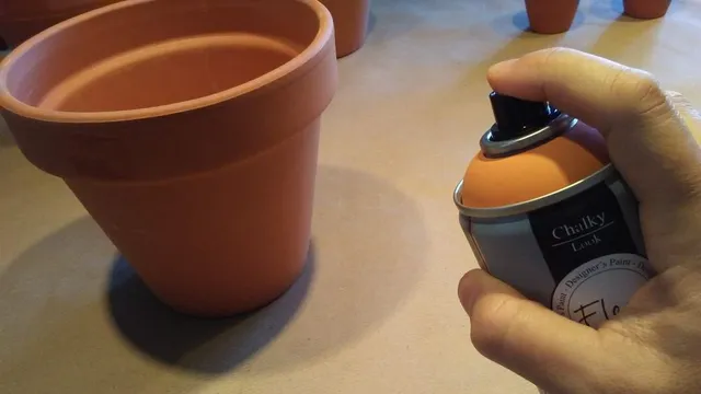 Step 1: verniciare i vasi con la vernice spray - foto dell'autrice