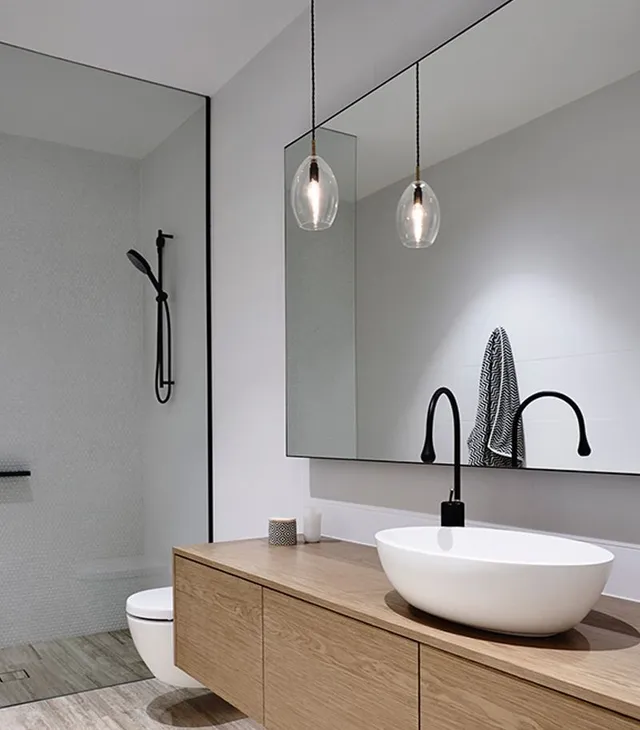 Arredare un bagno lungo e stretto in stile minimalista - Foto Design Outfit