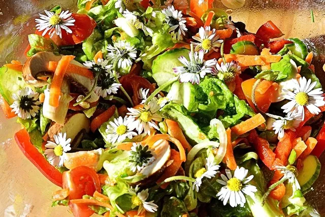 Fiori e colori! Per rendere ancora più invitante l'insalata... - foto Pixabay