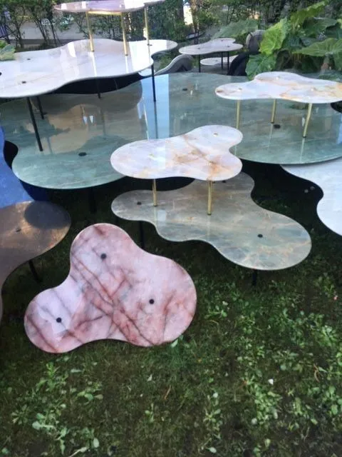 I tavolini di pietra brasiliana, formano quasi un paesaggio dai colori vivaci - foto dell'autrice