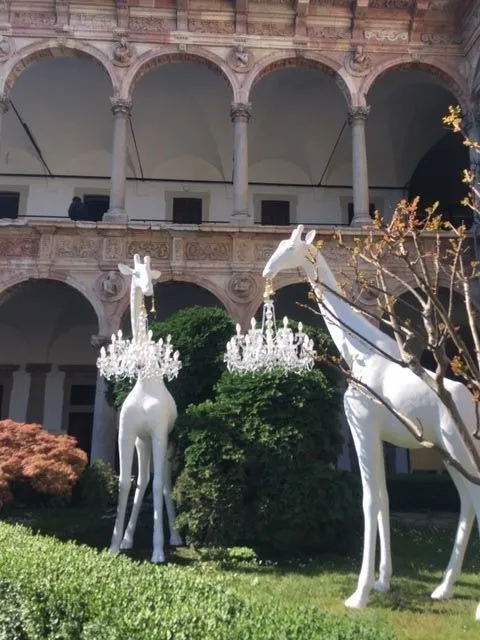 Giraffe in love, installazione con chandelier luminosi - foto dell'autrice