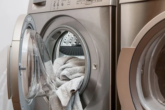 Via in lavatrice! Non dimentichiamoci di lavare tutti i tessili della casa. - foto Pixabay